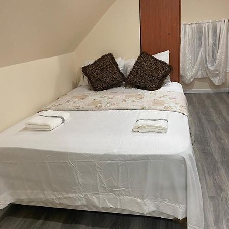 A Comfortable Room New York Exterior photo