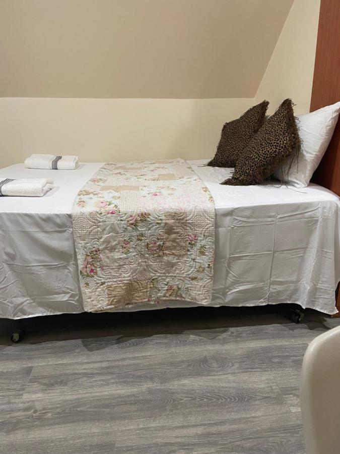 A Comfortable Room New York Exterior photo